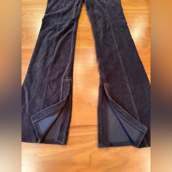ALO YOGA MICRO CORDUROY HIGH WAIST WINTER BREAK FLARE PANTS. BROWN. MEDIUM. - Picture 3 of 4